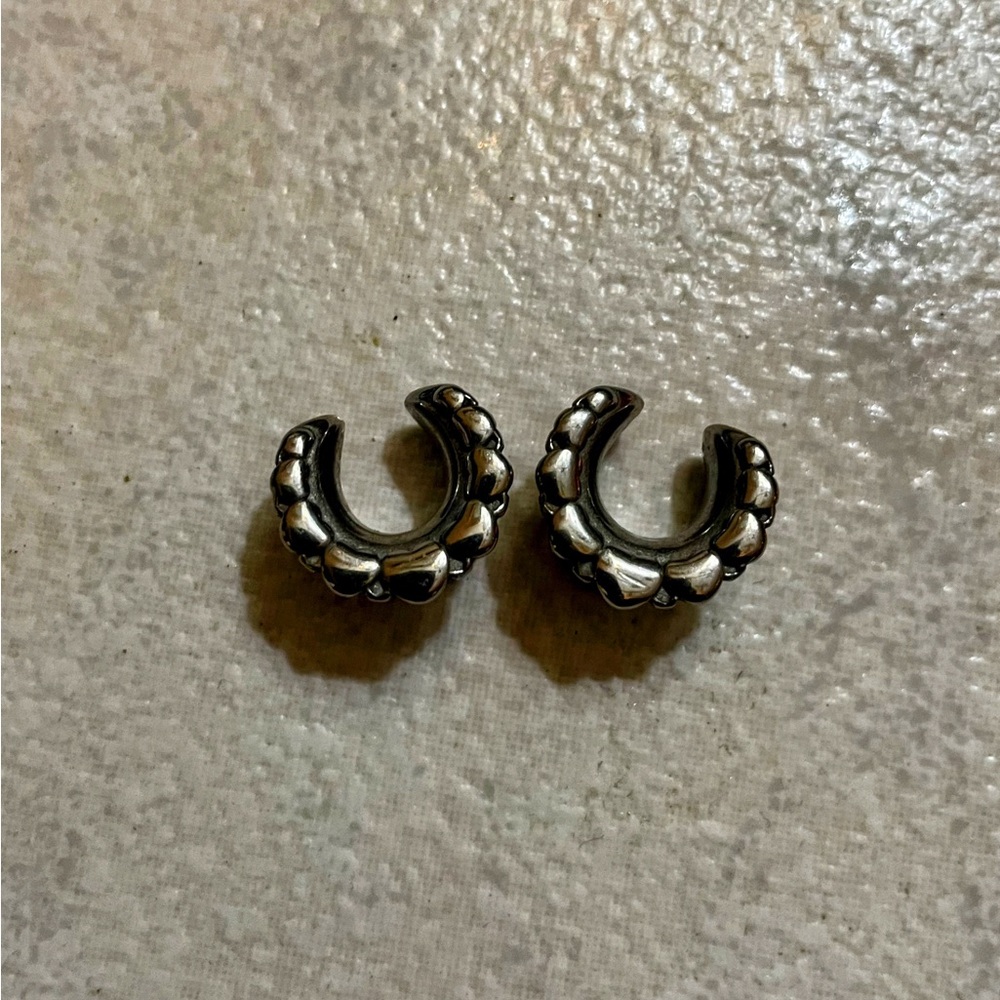 2 PCS Elegant Saddle Plugs Ear Piercings